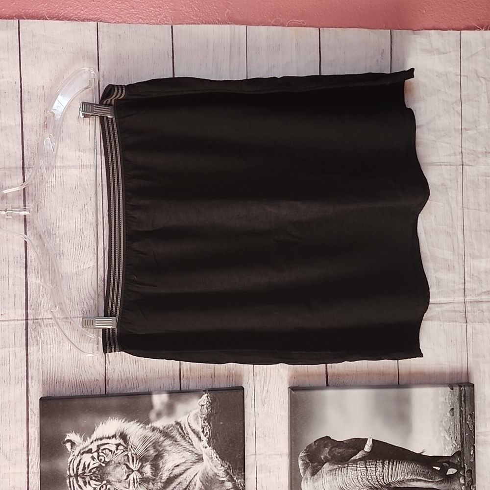 Old Navy skirt. Pull on Elastic waist.